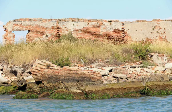 Разрушение разрушенного кирпичного дома в венецианской лагуне — стоковое фото