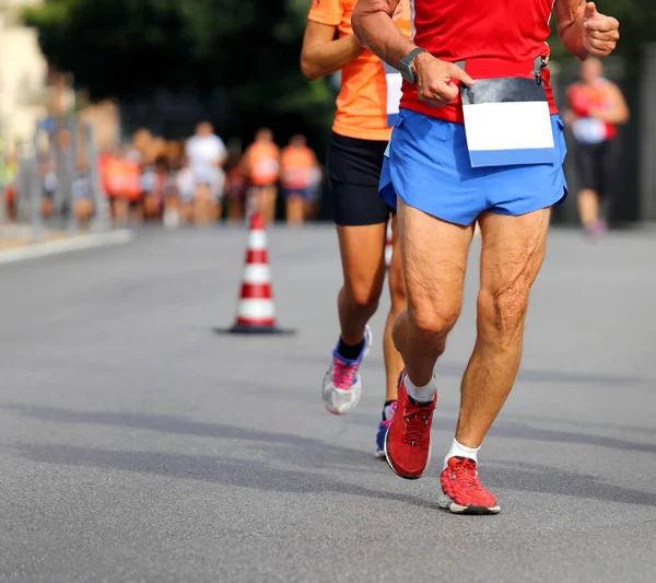 Corrida e atletas em sportswear corrida nas ruas — Fotografia de Stock