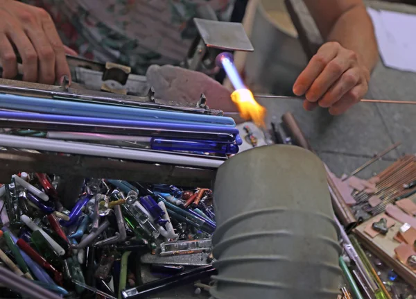 Sıcak alev kullanılan vetraio sanatçı tarafından cam modelleme sırasında ben