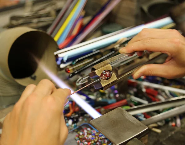 çok yüksek bir sıcaklık ile cam şekillendirme sırasında eş fla