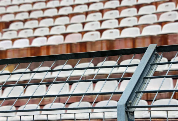 Malla metálica robusta en el estadio para dividir los ventiladores en la escalera —  Fotos de Stock