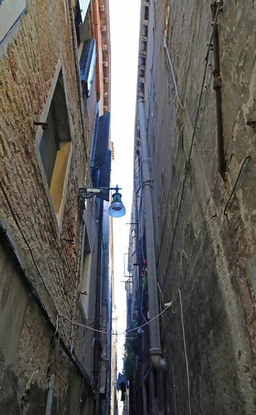 Rua estreita com as paredes das casas quase tocando — Fotografia de Stock