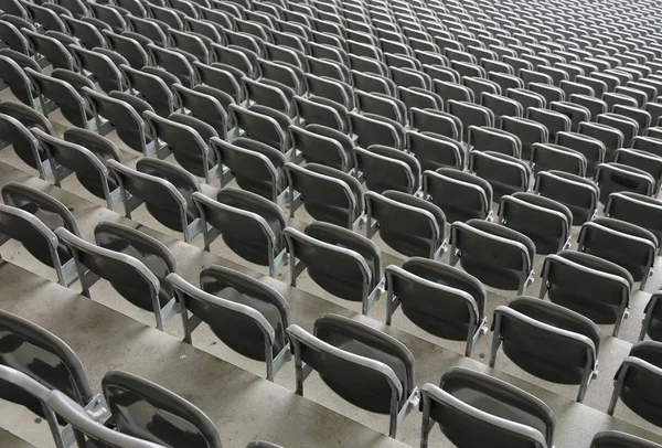 Ligstoelen op de tribunes van het stadion met geen mensen voor — Stockfoto