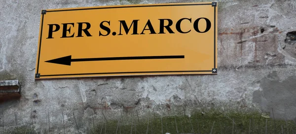 Street sign with directions to go to Sqaure of Sanint Mark in Ve — Stock Photo, Image