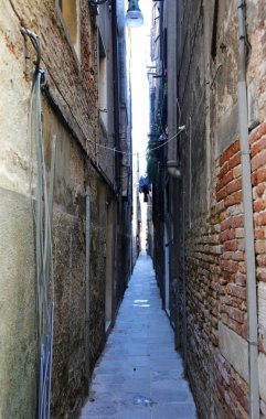 Neredeyse dokunmadan evlerin duvarları olan dar sokak