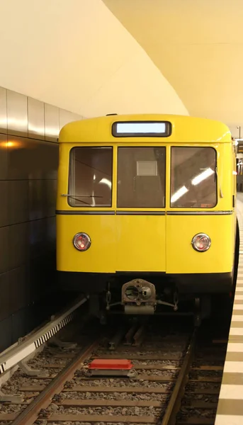 Coche amarillo del metro estacionado en la estación de tren subterráneo — Foto de Stock