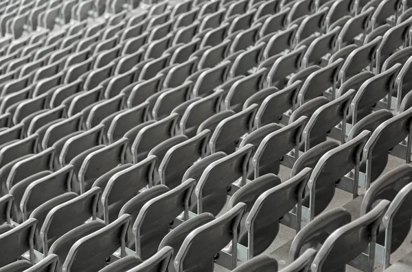 kimse ile stadyum tribünde üzerinde uzanmış koltukları