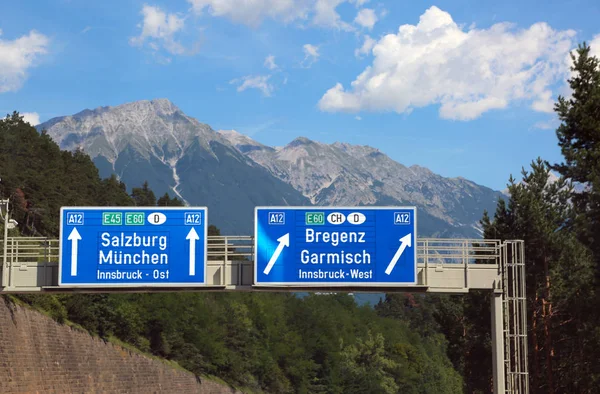 Otoyolda Salzburg'a gitmek için yol tarifi — Stok fotoğraf