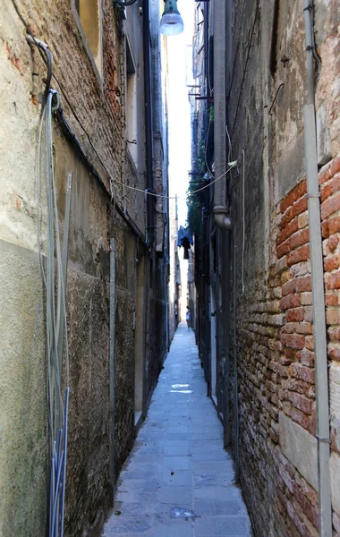 Neredeyse dokunmadan evlerin duvarları olan dar sokak