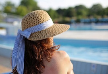 Büyük hasır şapkalı güzel kadın ve o exclusi rahatlatır