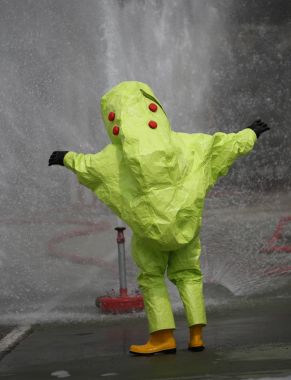 Kişi nefes hava filtreleme sistemi ile koruyucu elbise ile