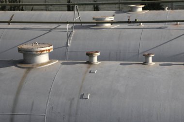 Bir endüstriyel alanda büyük gaz depolama tankları.