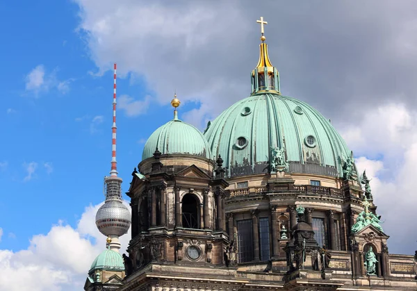 ドームのベルリン大聖堂とバック グラウンドでモダンなテ — ストック写真