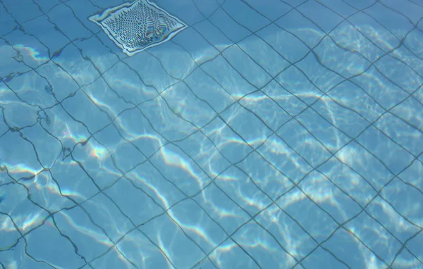 Очистити воду в басейні з нагрітою водою при контрольованій температурі — стокове фото