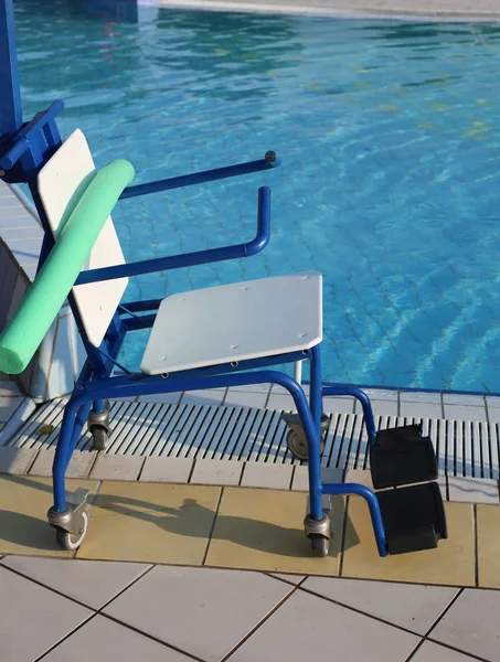 Silla de ruedas para entrar en la piscina para gimnasta rehabilitadora —  Fotos de Stock