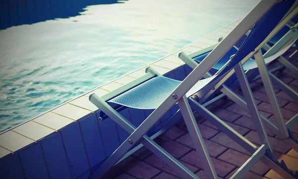 Lege ligstoelen aan de rand van het zwembad van de Wellness zonder mensen — Stockfoto