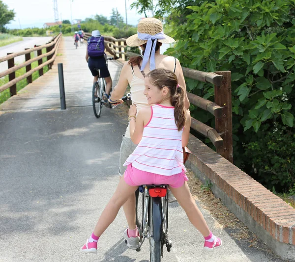 자전거 경로에 가족 — 스톡 사진