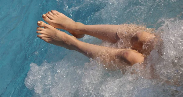 Mujer con hermosas piernas en la piscina con hidromasaje de luxuriou —  Fotos de Stock