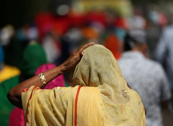 Пожилая женщина с платком во время религиозной церемонии на открытом воздухе — стоковое фото