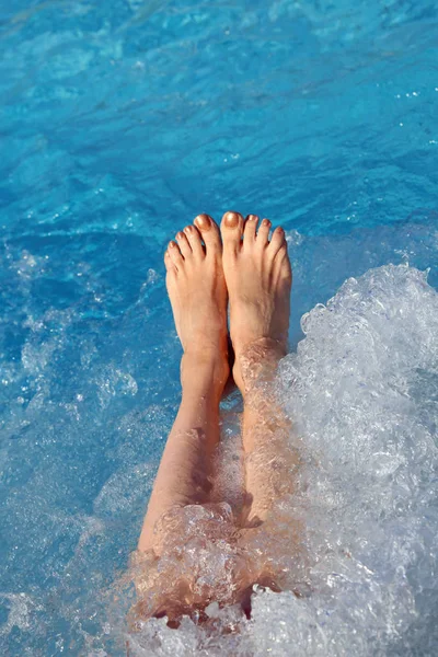 Barfuß-Frau im Pool des Thermalbades während einer Massage-Sitzung — Stockfoto