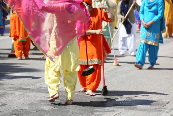Sikh religion women during the ceremony  while sweeping the stre — Stock Photo, Image