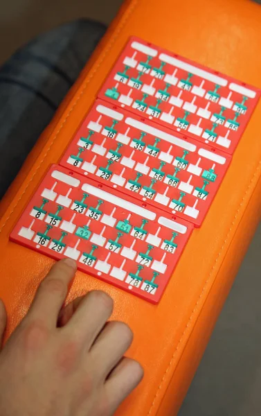 Tarjetas de puntuación de bingo y la mano — Foto de Stock