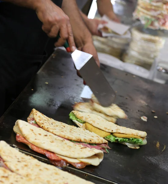 Flatbread gemaakt met gemaakt met witte bloem olijfolie zout en wat — Stockfoto