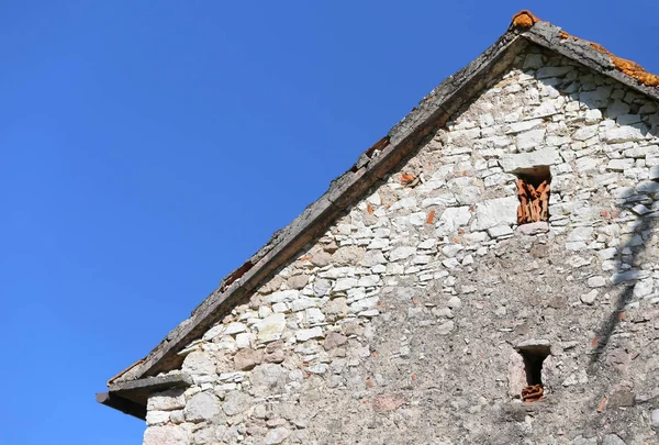 Et fjellhuss skrånende tak – stockfoto