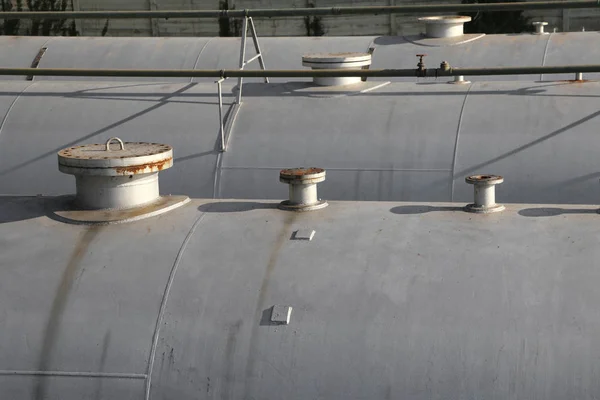 Enormes tanques de almacenamiento de gas en un área industrial . —  Fotos de Stock