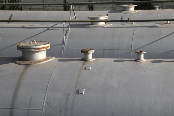 Grands réservoirs de gaz dans une zone industrielle . — Photo