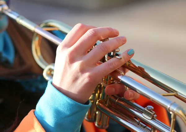 Hand van meisje spelen van de trompet in de band — Stockfoto