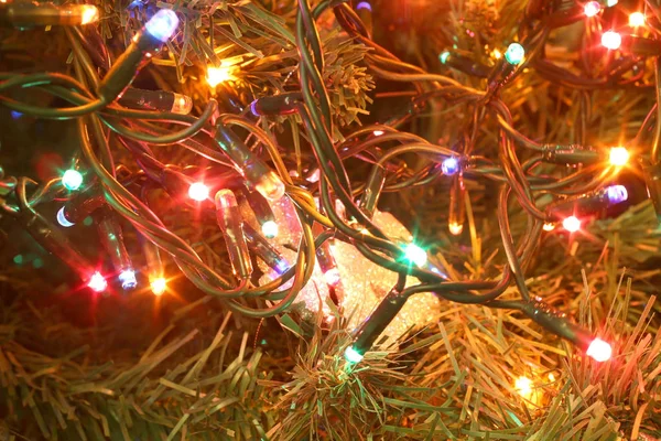 Weihnachtsbeleuchtung und bunte Farben am Baum als Dekoration — Stockfoto