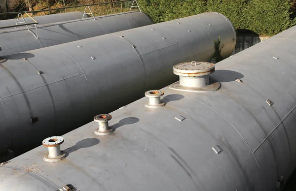 Réservoirs de stockage de gaz dans une vaste zone industrielle . — Photo