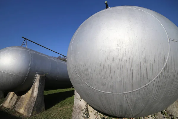 Enormi serbatoi di stoccaggio del gas in una zona industriale . — Foto Stock