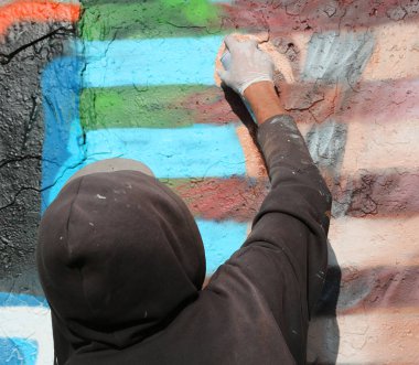 kirli boyalı Kazak bir duvar boyama ile yazar