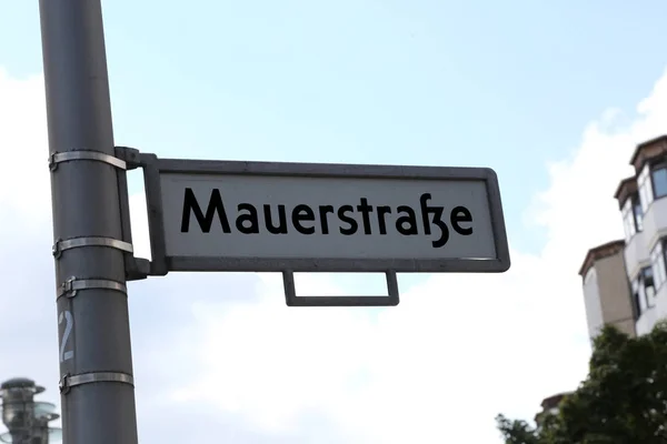 Road sign on the street dedicated to the Berlin Wall called Maue — Stock Photo, Image