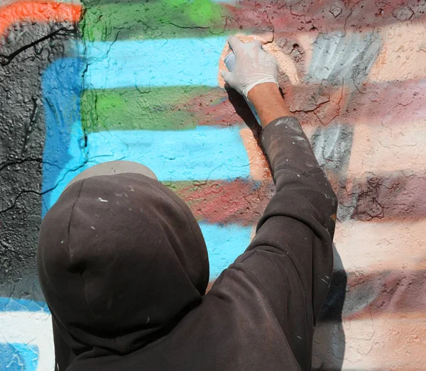 Écrivain avec sale sweat peint peignant un mur — Photo