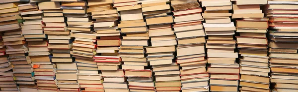 Boeken te koop in de gebruikte boekenkast — Stockfoto