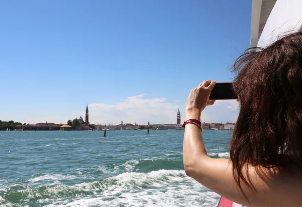 Mulher com cabelo castanho longo tira foto de Veneza na Itália — Fotografia de Stock