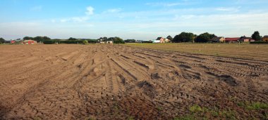 Kuru zemin akdağ ile alan sürülmüş