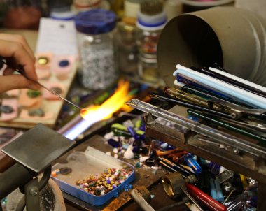 Glassmaker ise erime ve cam şekillendirme