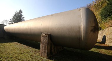 Bir endüstriyel alanda büyük gaz depolama tankları.
