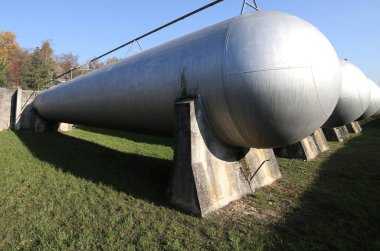 Bir endüstriyel alanda büyük gaz depolama tankları.