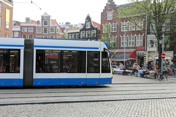 Wzdłuż przystanek tramwajowy na duży plac Amsterdamu — Zdjęcie stockowe