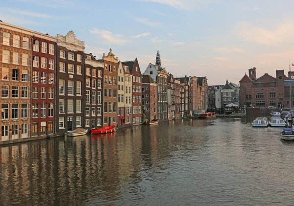 Houses with Dutch-style architecture on the Canal of the City of — Stock Photo, Image