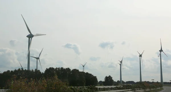 Giant wind turbines to produce electricity with the force of win — Stock Photo, Image