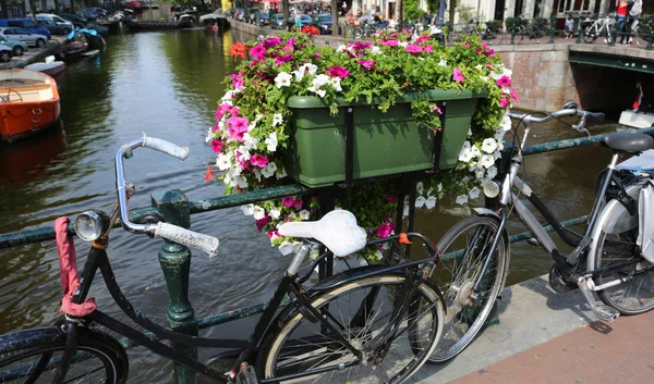 Vélos sur le pont dans la ville d'Amsterdam en Hollande — Photo