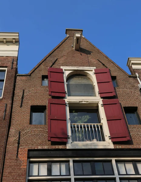 Amsterdam house akasztóval, közel a tető, hogy a bútorok — Stock Fotó