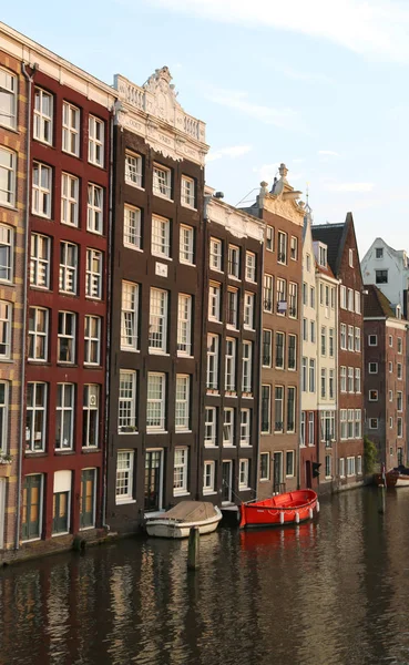 Houses with Dutch-style architecture on the Canal of  Amsterdam — Stock Photo, Image