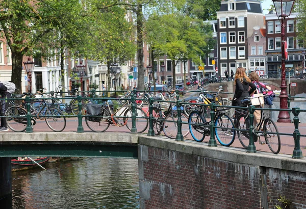 Bicycles over to the bridge in the city of Amsterdam in the Neth — Stock Photo, Image